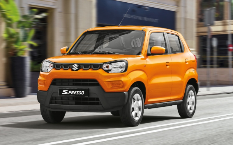 Suzuki S-Presso amarillo en movimiento por vía principal