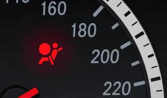 ¿Por qué se enciende la luz del airbag en tu auto?