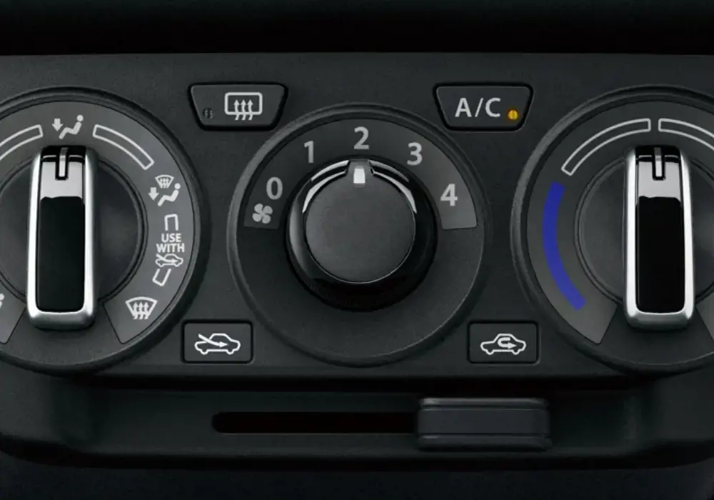 Panel de control AIRE ACONDICIONADO de un Suzuki Swift Híbrido