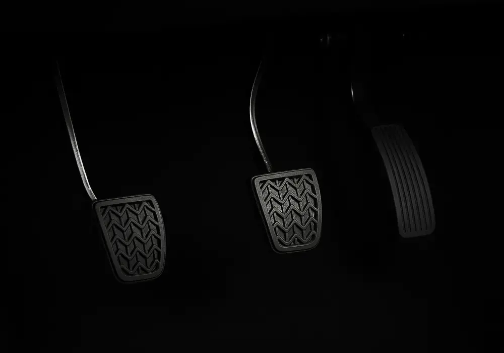 Pedales de un automóvil con transmisión manual, incluyendo el pedal de embrague