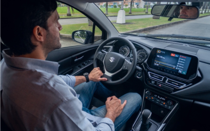 Vista delantera de un auto Suzuki con transmisión automática