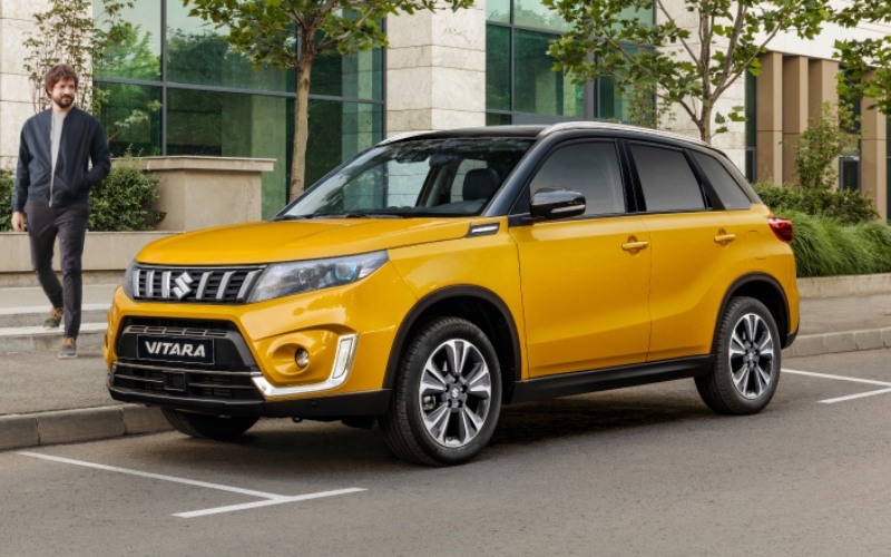 Suzuki Vitara amarillo estacionado en vía pública