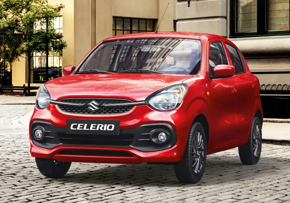 Suzuki Celerio rojo brillante estacionado en una calle de la ciudad