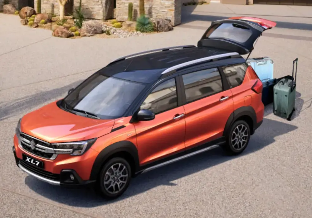 Suzuki XL7 Híbrido naranja con techo negro con el maletero abierto