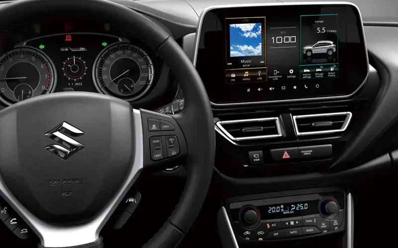 Tablero de instrumentos de un Suzuki New S-Cross, destacando su diseño minimalista y tecnológico.