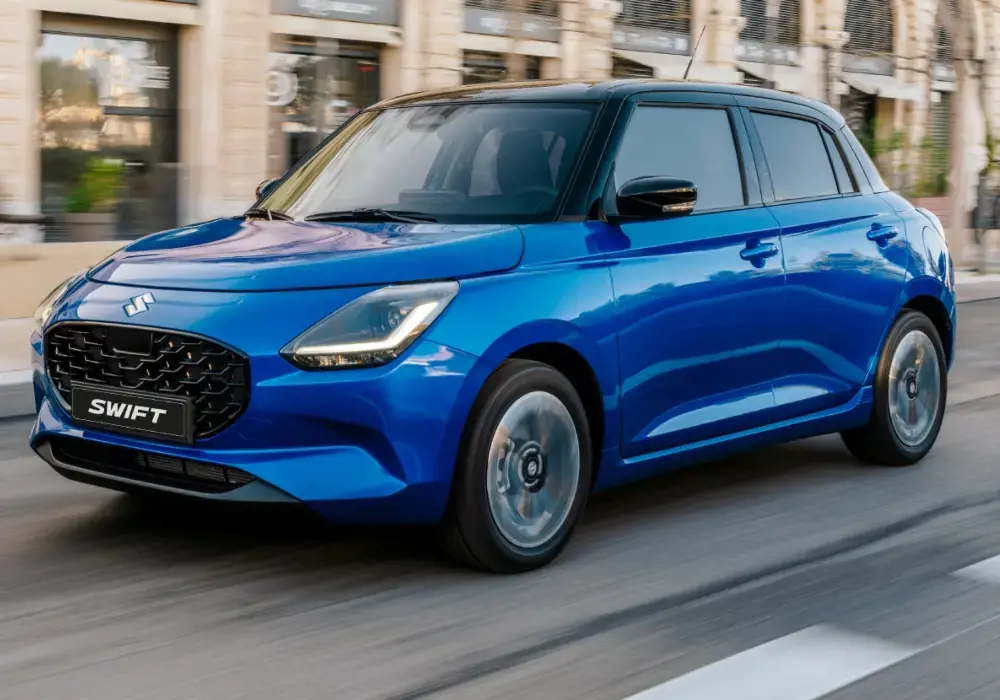 Suzuki Swift Híbrido azul metálico en una calle de la ciudad