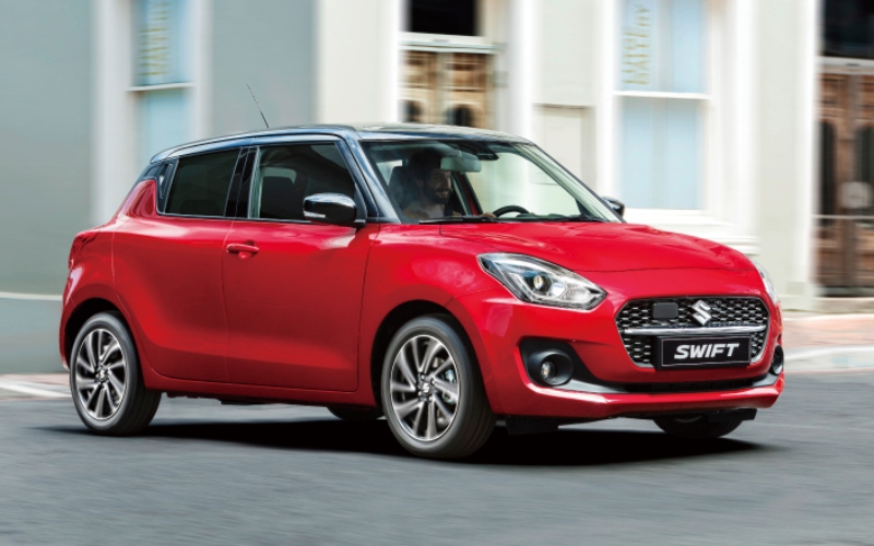 Suzuki Swift híbrido rojo en movimiento