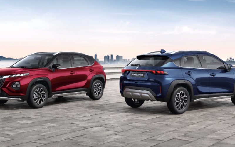 Autos Suv Suzuki Fronx híbrido rojo y azul estacionados